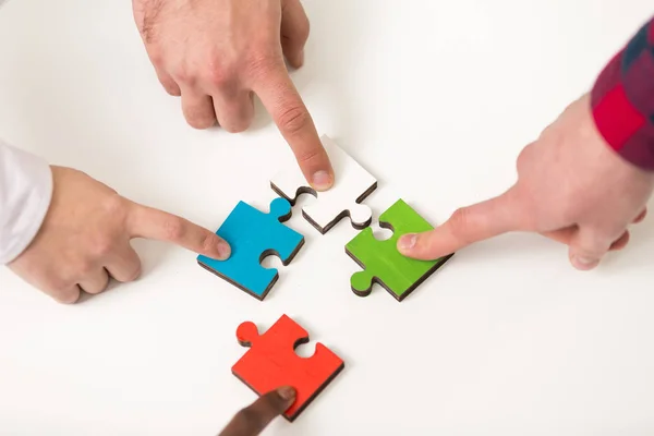 Business people gruppo assemblaggio puzzle — Foto Stock