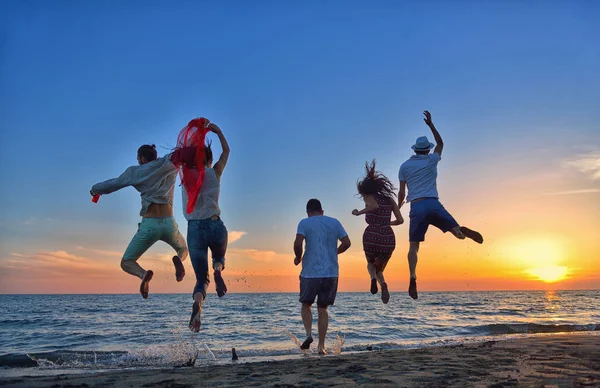 Gençler kumsalda dans — Stok fotoğraf