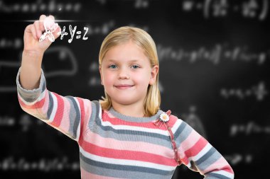 Tebeşir ile çizmek gibi davranarak kız