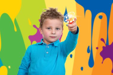 Çocuk turuncu uçlu kalem