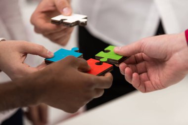 Parçalı bulmaca montaj iş insanlar grubu 