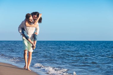 Sahilde kız vererek piggy geri dostum