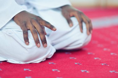 Müslüman adam Tanrı 'ya dua ediyor