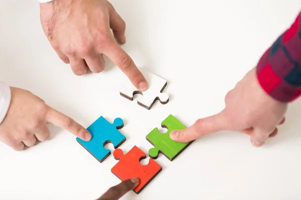 Business people gruppo assemblaggio puzzle — Foto Stock