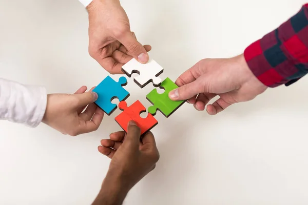 Business people gruppo assemblaggio puzzle — Foto Stock