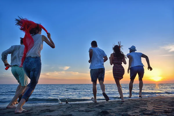 Anak muda menari di pantai — Stok Foto