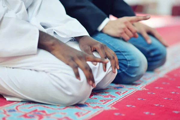 Dos musulmanes religiosos rezando — Foto de Stock