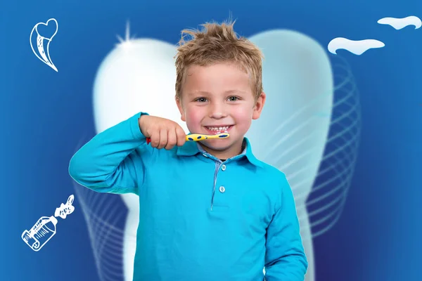 Niño pequeño cepillándose los dientes —  Fotos de Stock