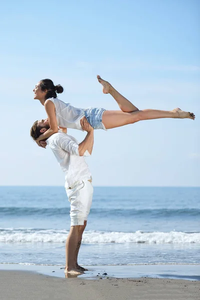 Młodych ludzi, zabawy na plaży — Stockfoto