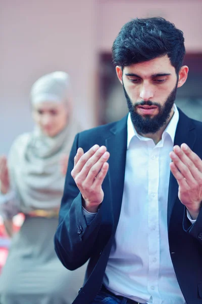 Homem e mulher orando na mesquita — Fotografia de Stock