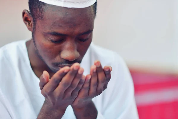 Homem muçulmano orando a Deus — Fotografia de Stock