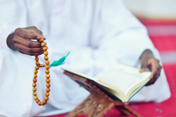 Homem muçulmano orando a Deus — Fotografia de Stock