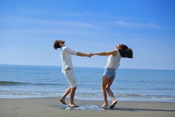 Młodych ludzi, zabawy na plaży — Stockfoto