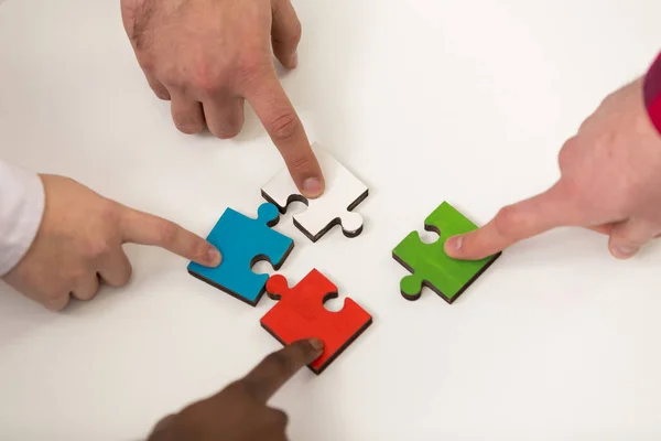 Grupo de empresários montando quebra-cabeça — Fotografia de Stock