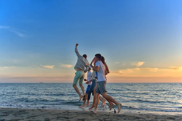 Giovani che ballano in spiaggia — Foto Stock