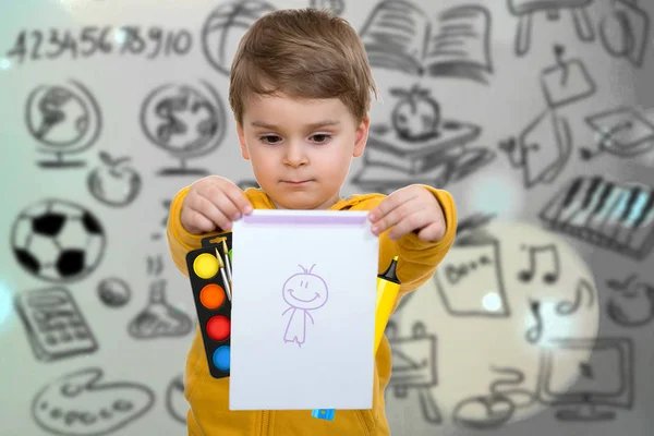 Menino segurando seu primeiro desenho — Fotografia de Stock