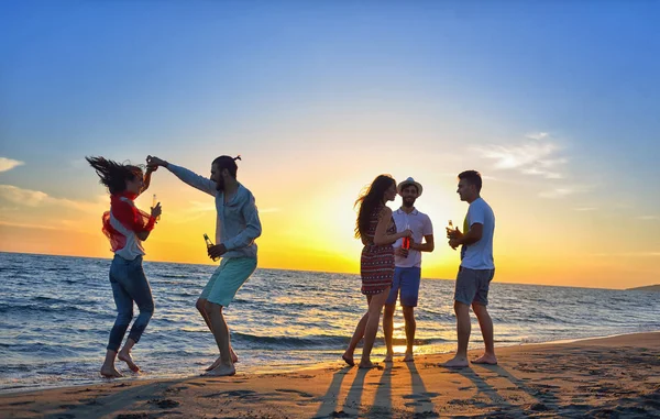 Mladí lidé tančí na pláži — Stock fotografie