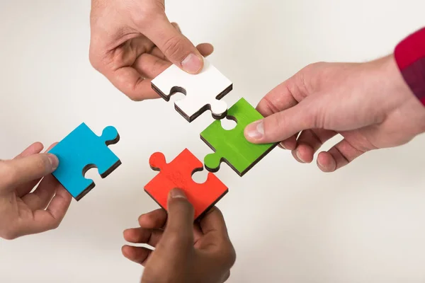 Business people gruppo assemblaggio puzzle — Foto Stock