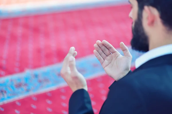 Muslim muž modlí v mešitě — Stock fotografie