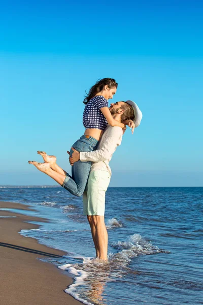 Romantisch lovers vakantie op strand. — Stockfoto