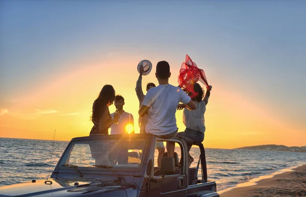 Les gens qui s'amusent en voiture à la plage — Photo