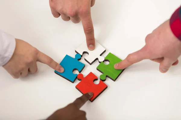 Business people gruppo assemblaggio puzzle — Foto Stock