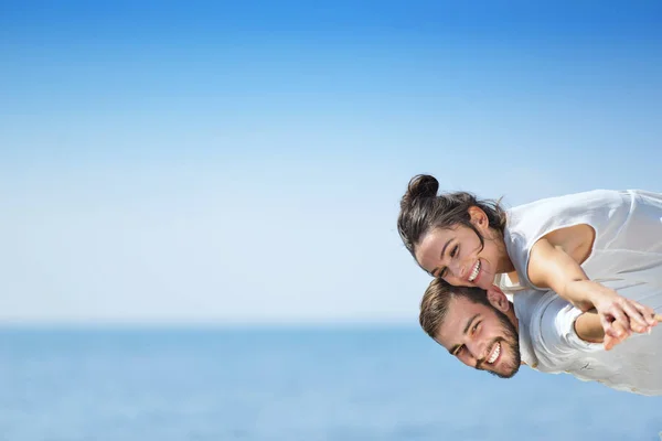 Jóvenes felices en la playa — Foto de Stock