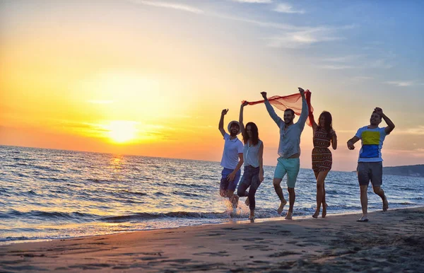 Młodzi ludzie tańczą na plaży — Zdjęcie stockowe