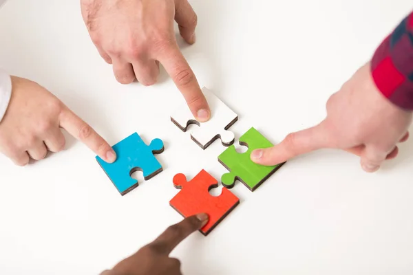 Business people gruppo assemblaggio puzzle — Foto Stock