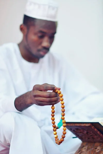 Müslüman adam Tanrı 'ya dua ediyor — Stok fotoğraf