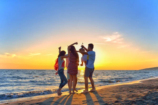 Jóvenes bailando en la playa — Foto de Stock