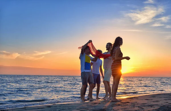 Jovens dançando na praia — Fotografia de Stock