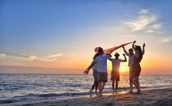 Jóvenes bailando en la playa — Foto de Stock