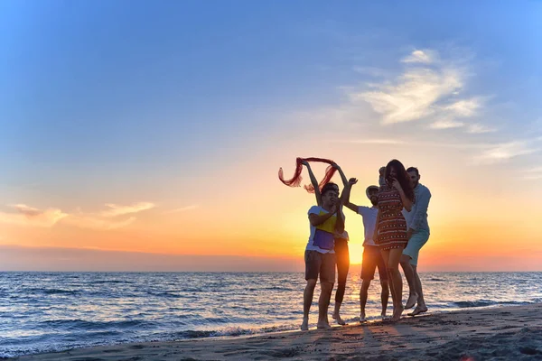 Jóvenes bailando en la playa — Foto de Stock