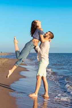 Deniz kenarında eğleniyor Çift