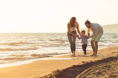 Genç aile Plajı'iyi eğlenceler 