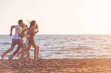 mutlu genç insanlar iyi eğlenceler 