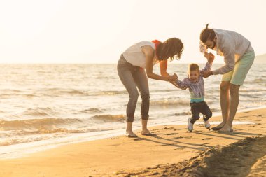 Genç aile Plajı'iyi eğlenceler 