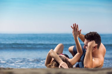 Çift sahilde yatıyordu