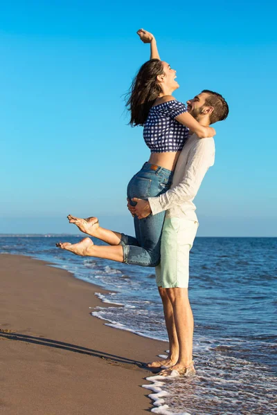 Casal se divertindo à beira-mar — Fotografia de Stock