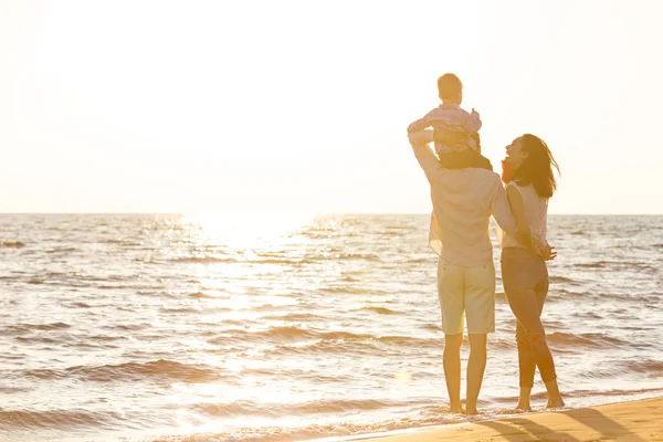 Genç aile Plajı'iyi eğlenceler 