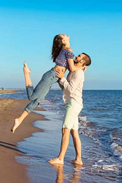 Deniz kenarında eğleniyor Çift