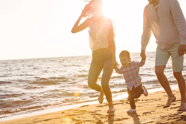 Giovane famiglia divertirsi sulla spiaggia — Foto Stock