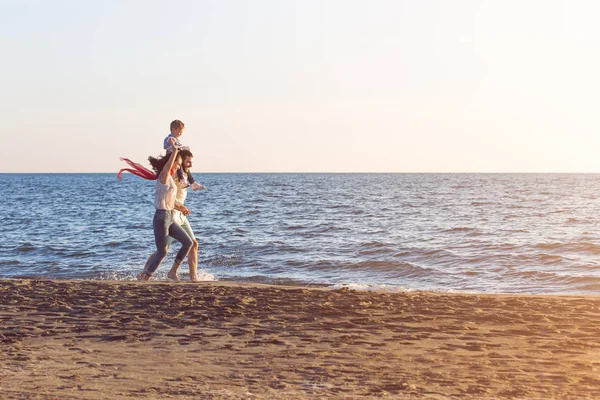 Genç aile Plajı'iyi eğlenceler 