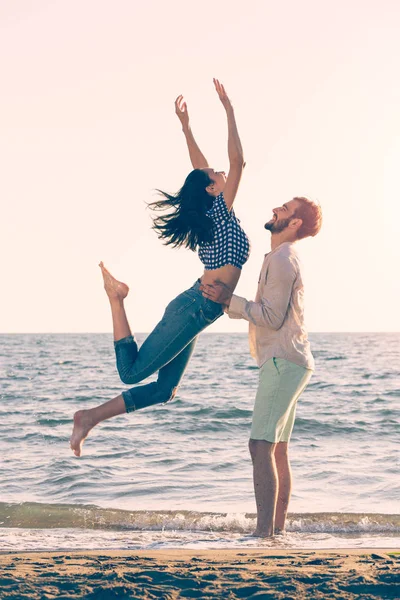 Paar plezier aan de kust — Stockfoto