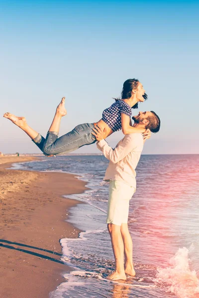 Deniz kenarında eğleniyor Çift