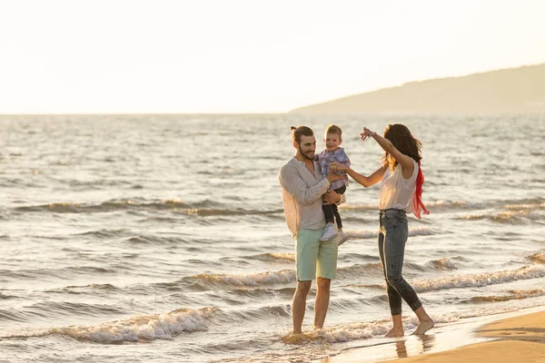 Familia joven divertirse en la playa — Foto de Stock