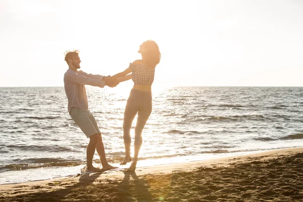 Casal se divertindo à beira-mar — Fotografia de Stock