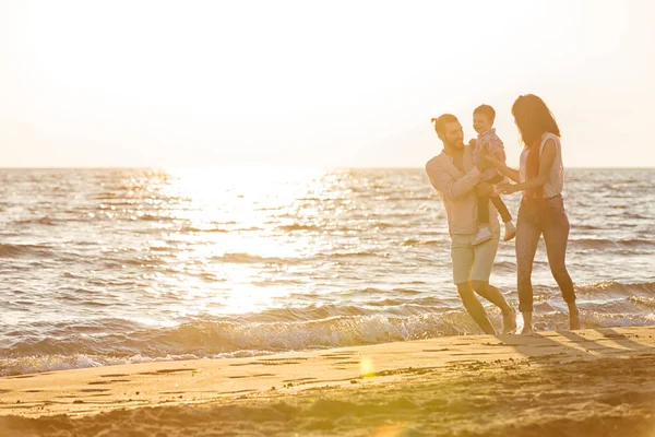 Familia joven divertirse en la playa — Foto de Stock