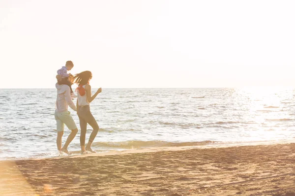 Giovane famiglia divertirsi sulla spiaggia — Foto Stock